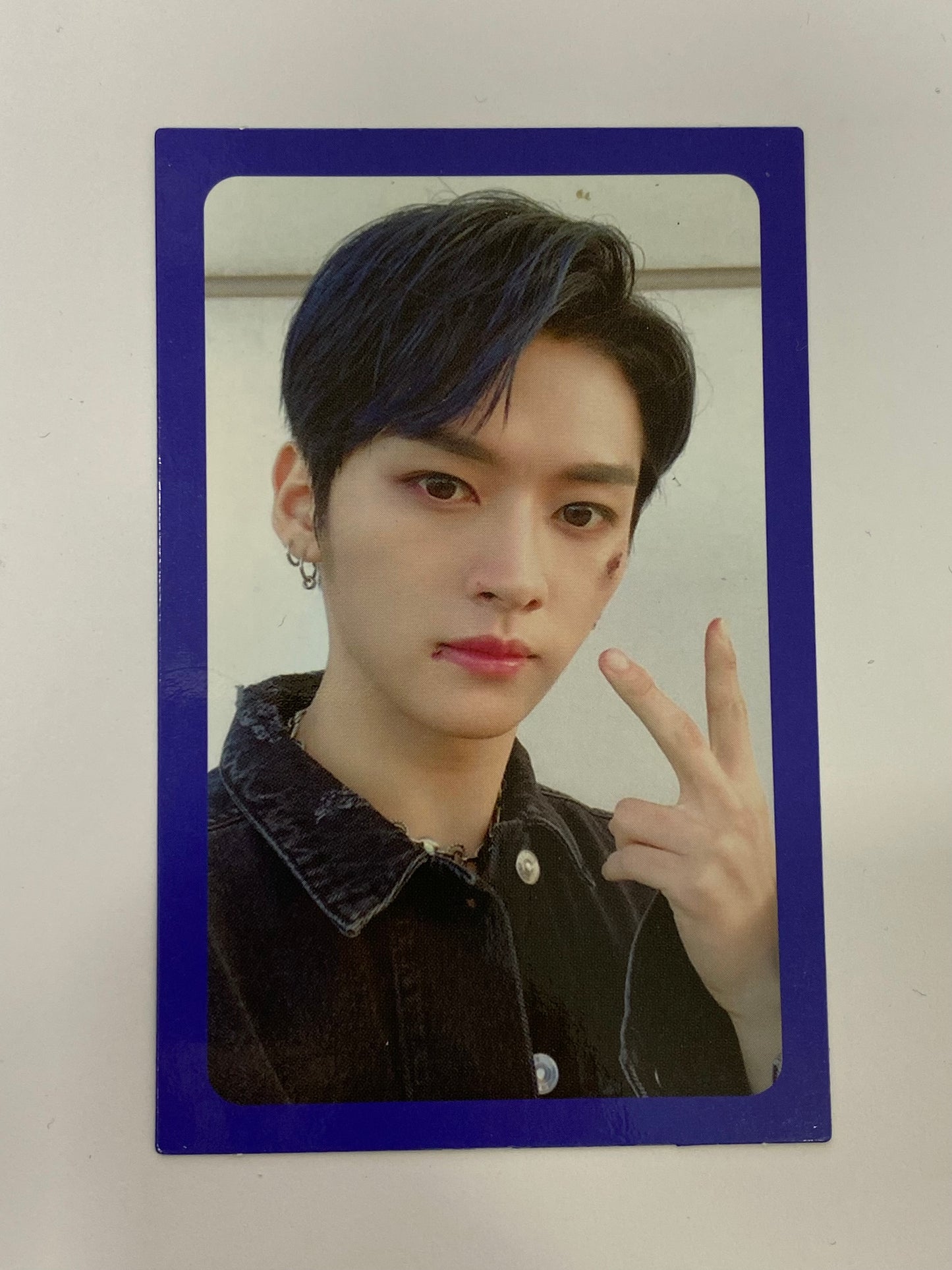 Lee Know Levanter Blue Border
